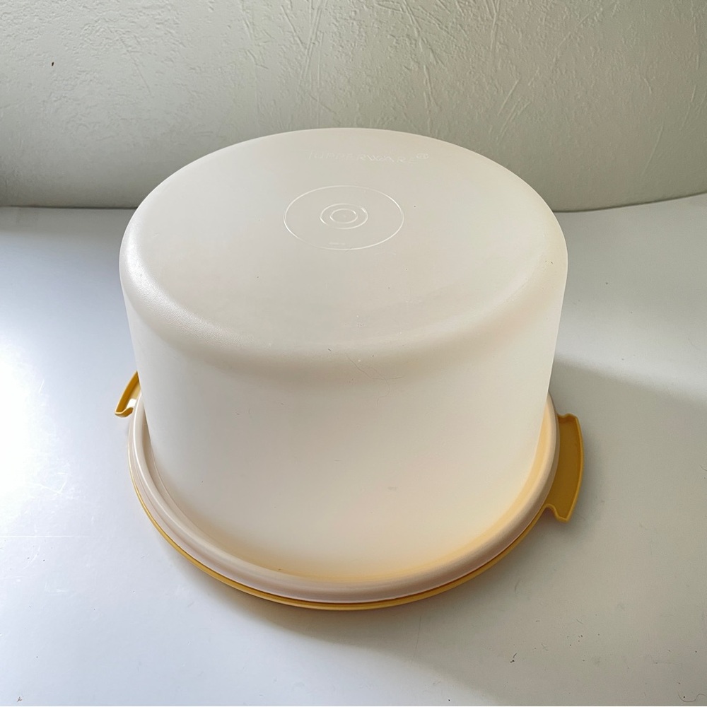 Vintage 70s TUPPERWARE Large Cake Taker Carrier Harvest Gold Integrated Handles